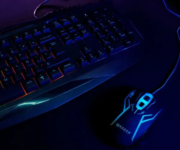 KIT GAMER LUCES LED Y ALTA PRECISIÓN
